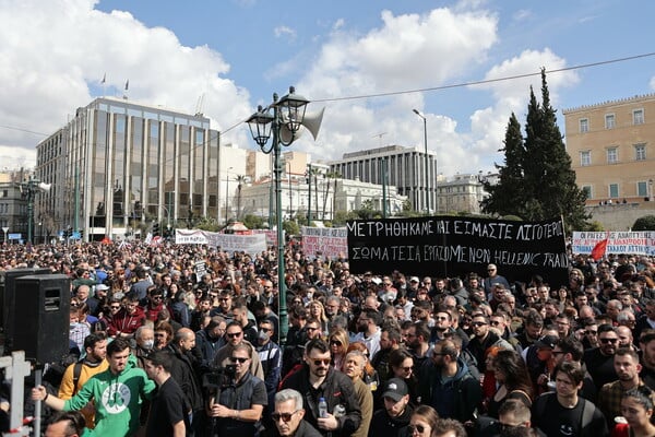 Τέμπη: Εικόνες από το μαζικό συλλαλητήριο στο Σύνταγμα - «Καμία συγκάλυψη του εγκλήματος»