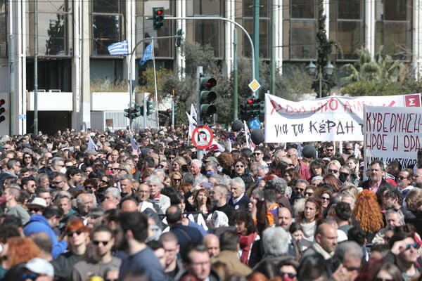 Τέμπη: Εικόνες από το μαζικό συλλαλητήριο στο Σύνταγμα - «Καμία συγκάλυψη του εγκλήματος»