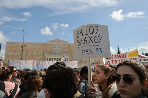 Τέμπη: Εικόνες από το μαζικό συλλαλητήριο στο Σύνταγμα - «Καμία συγκάλυψη του εγκλήματος»