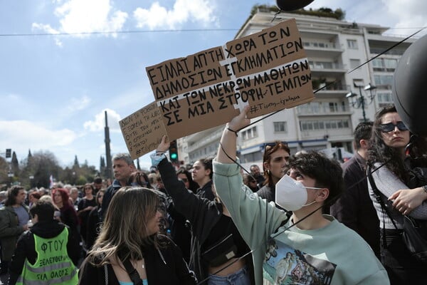 Τέμπη: Εικόνες από το μαζικό συλλαλητήριο στο Σύνταγμα - «Καμία συγκάλυψη του εγκλήματος»