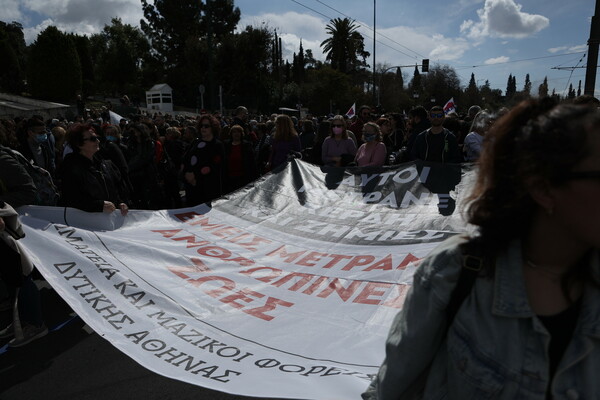 Τέμπη: Εικόνες από το μαζικό συλλαλητήριο στο Σύνταγμα - «Καμία συγκάλυψη του εγκλήματος»