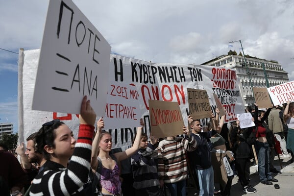 Τέμπη: Εικόνες από το μαζικό συλλαλητήριο στο Σύνταγμα - «Καμία συγκάλυψη του εγκλήματος»