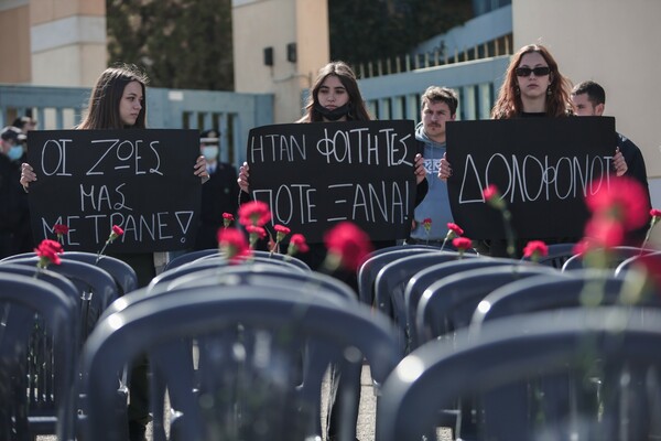 Τέμπη: 57 άδειες καρέκλες έξω από το υπουργείο Μεταφορών, όσοι και οι νεκροί- Διαμαρτυρία φοιτητών