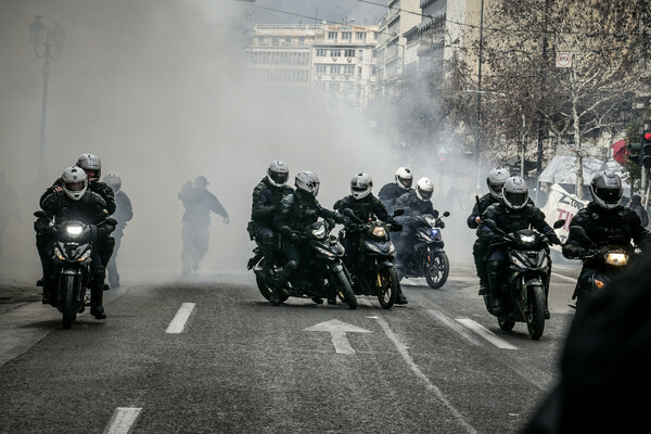 Τέμπη: Πώς φτάσαμε στο σημείο να τραυματιστούν φωτορεπόρτερ στις πορείες συμπαράστασης;