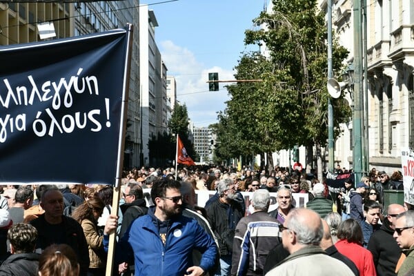 Απεργία για τα Τέμπη: Live εικόνα από το Σύνταγμα- Μαζικές κινητοποιήσεις σε όλη τη χώρα