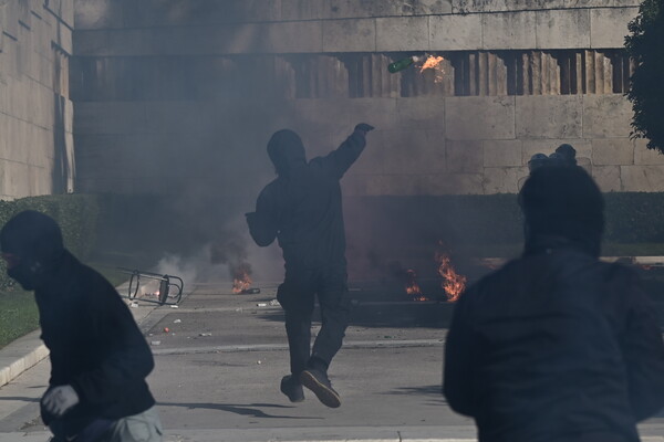 Μολότοφ και χημικά στο Σύνταγμα- Στην απεργιακή κινητοποίηση για τα Τέμπη