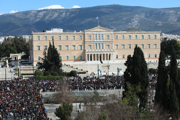 Εικόνες από τα μαζικά συλλαλητήρια στη χώρα για την τραγωδία στα Τέμπη