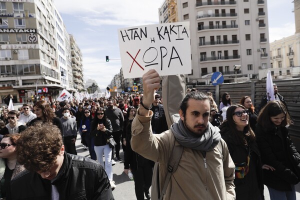 Εικόνες από τα μαζικά συλλαλητήρια στη χώρα για την τραγωδία στα Τέμπη