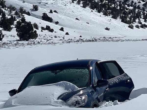 Καλιφόρνια: Επιβίωσε για μέρες παγιδευμένος στο αμάξι του τρώγοντας κρουασάν και χιόνι