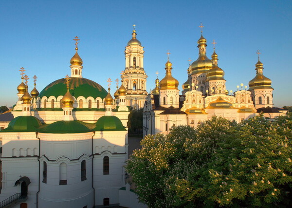 Ο Ζελένσκι διώχνει τη μη αυτοκέφαλη ουκρανική ορθόδοξη εκκλησία από μοναστήρι του Κιέβου