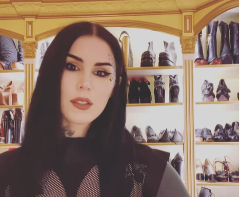 Η Kat Von D βγάζει σε δημοπρασία πάνω από 130 σπάνια παπούτσια- «Έμεινα έγκυος και μεγάλωσαν τα πόδια μου»