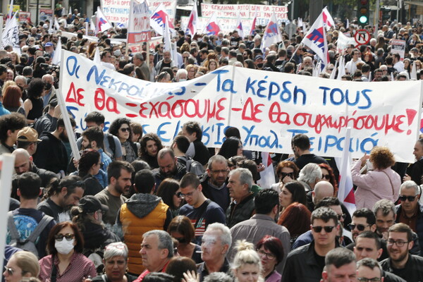 Δυστύχημα στα Τέμπη: Κατάμεστη η πλατεία Συντάγματος- Ποιοι δρόμοι έχουν κλείσει