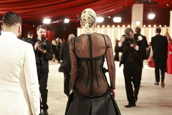 Η Lady Gaga φόρεσε πρώτα Versace στο κόκκινο χαλί και μετά σκισμένο τζιν χωρίς μακιγιάζ επί σκηνής
