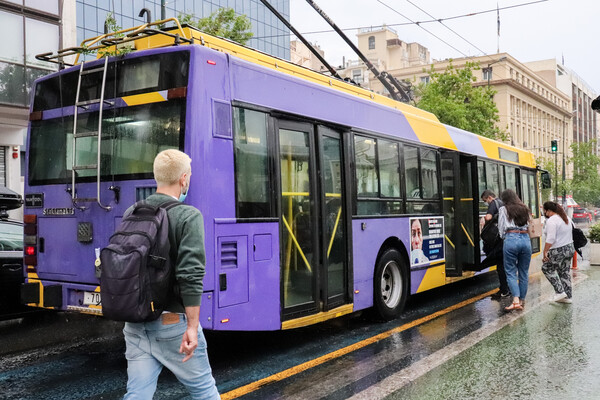 Σύγκρουση τρόλεϊ με φορτηγό στην Πατησίων-Τραυματίστηκε επιβάτης