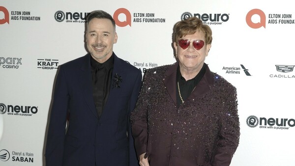  Ο Ντέιβιντ Φέρνις και ο Έλτον Τζον στην εκδήλωση του Ιδρύματος του διάσημου τραγουδιστή για το AIDS, το Elton John AIDS Foundation.