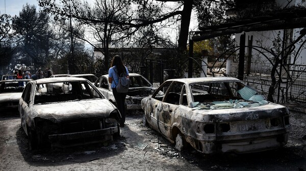 Καμένα αυτοκίνητα από τη φωτιά στο Μάτι.