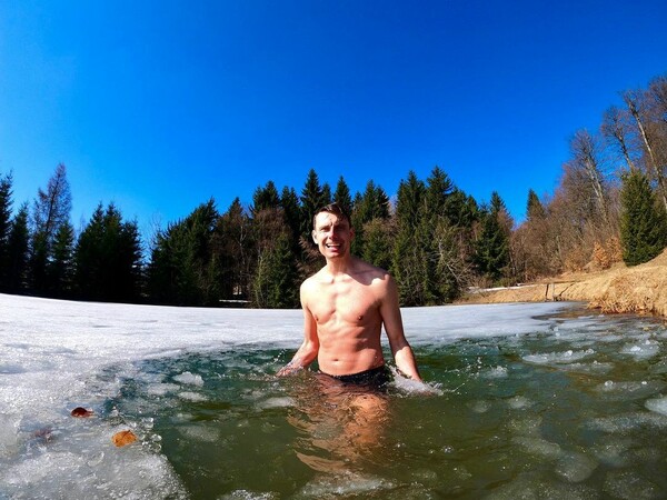 Δύτης βούτηξε σε βάθος ρεκόρ σε παγωμένη λίμνη της Ελβετίας- χωρίς εξοπλισμό, με μία ανάσα