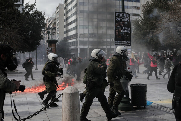 Επεισόδια με μολότοφ και χημικά στο Σύνταγμα- Στο συλλαλητήριο για τα Τέμπη