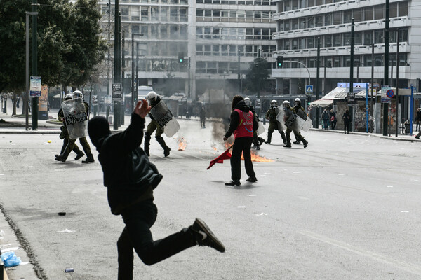 Χημικά και μολότοφ στο κέντρο της Αθήνας- Μετά τη λήξη της συγκέντρωσης για το δυστύχημα στα Τέμπη