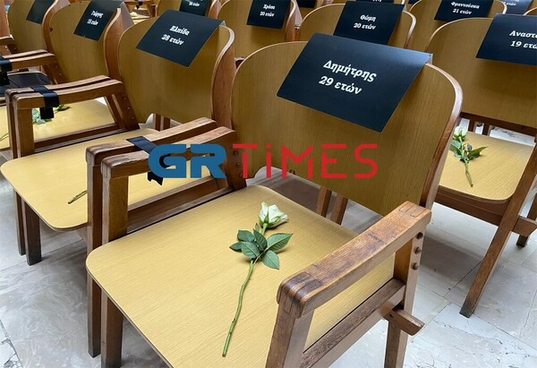 Τέμπη: 57 τριαντάφυλλα στη μνήμη των νεκρών - Σιωπηρή διαμαρτυρία δικηγόρων στη Θεσσαλονίκη
