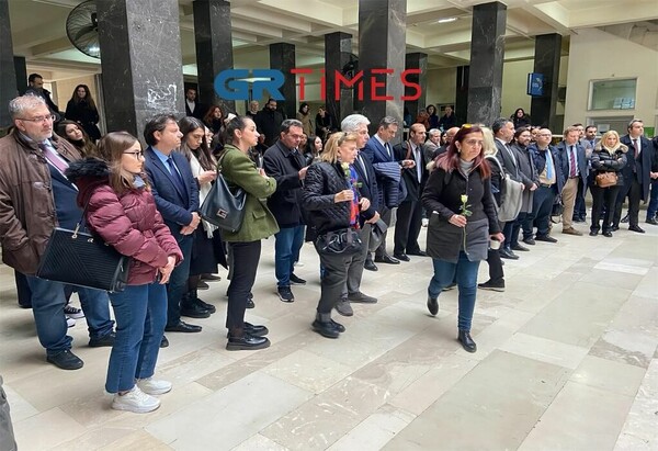 Τέμπη: 57 τριαντάφυλλα στη μνήμη των νεκρών - Σιωπηρή διαμαρτυρία δικηγόρων στη Θεσσαλονίκη