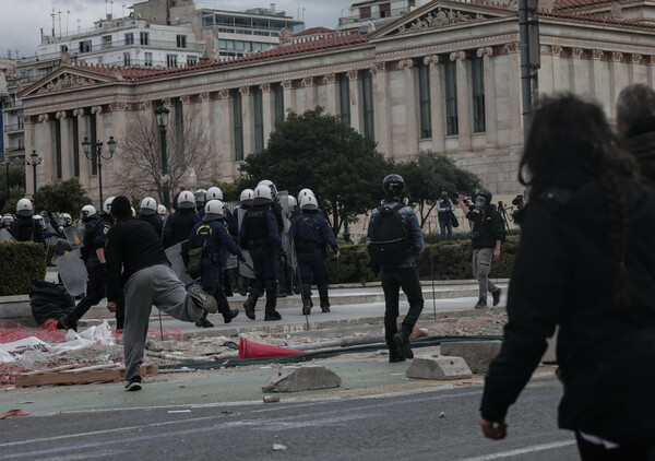 Χημικά και μολότοφ στο κέντρο της Αθήνας- Μετά τη λήξη της συγκέντρωσης για το δυστύχημα στα Τέμπη