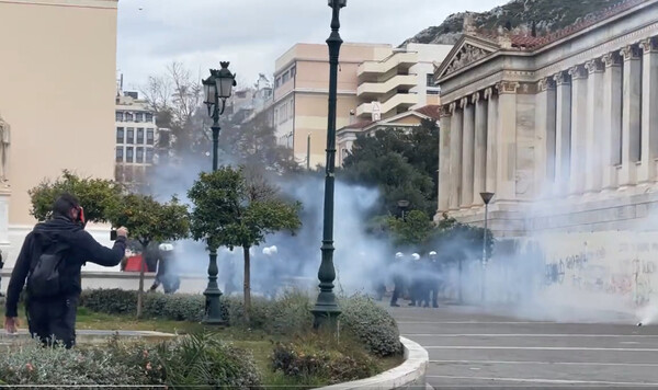 Χημικά και μολότοφ στο κέντρο της Αθήνας- Μετά τη λήξη της συγκέντρωσης για το δυστύχημα στα Τέμπη