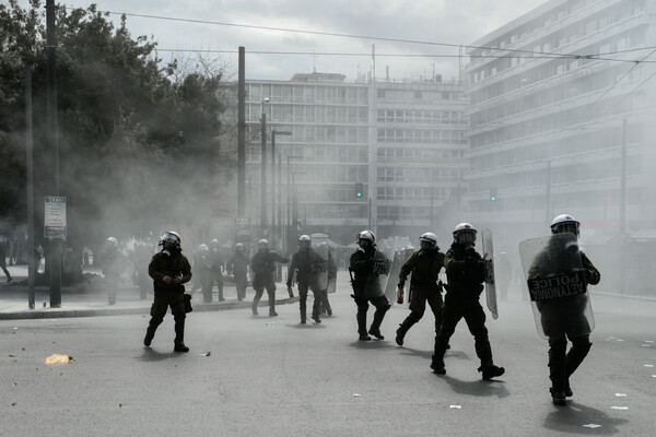 Επεισόδια με μολότοφ και χημικά στο Σύνταγμα- Στο συλλαλητήριο για τα Τέμπη