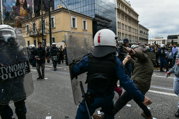 ΣΥΡΙΖΑ: Απρόκλητη επίθεση των ΜΑΤ κατά των ειρηνικών διαδηλωτών για την τραγωδία στα Τέμπη