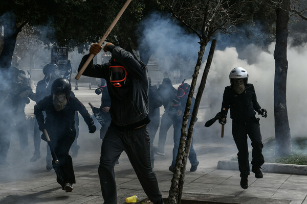 Επεισόδια με μολότοφ και χημικά στο Σύνταγμα- Στο συλλαλητήριο για τα Τέμπη