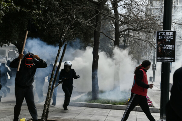 Επεισόδια με μολότοφ και χημικά στο Σύνταγμα- Στο συλλαλητήριο για τα Τέμπη