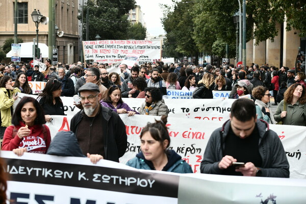 «Ακούστε τις φωνές»: Φωτογραφίες από την μεγάλη συγκέντρωση στο κέντρο της Αθήνας