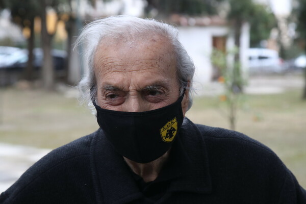 Μίμης Παπαϊωάννου: Σε εξέλιξη του λαϊκό προσκύνημα, στις 14.00 η κηδεία