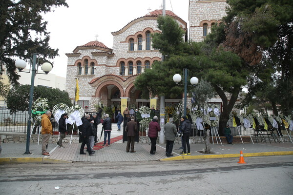 Μίμης Παπαϊωάννου: Σε εξέλιξη το λαϊκό προσκύνημα, στις 14:00 η κηδεία