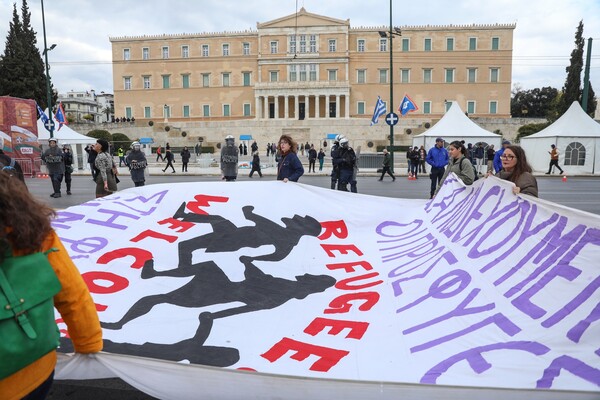 «Από τα Τέμπη, μέχρι τα σύνορα δολοφονούν»: Συλλαλητήριο κατά του ρατσισμού και του φασισμού στην Αθήνα