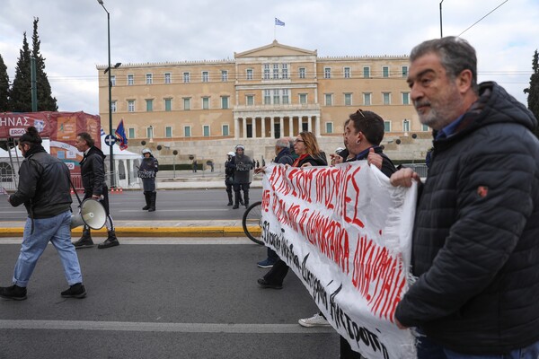 «Από τα Τέμπη, μέχρι τα σύνορα δολοφονούν»: Συλλαλητήριο κατά του ρατσισμού και του φασισμού στην Αθήνα