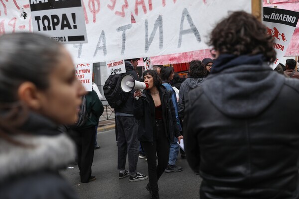 «Από τα Τέμπη, μέχρι τα σύνορα δολοφονούν»: Συλλαλητήριο κατά του ρατσισμού και του φασισμού στην Αθήνα