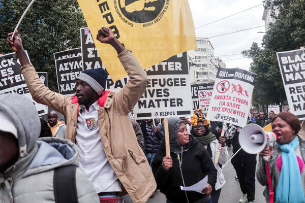 «Από τα Τέμπη, μέχρι τα σύνορα δολοφονούν»: Συλλαλητήριο κατά του ρατσισμού και του φασισμού στην Αθήνα