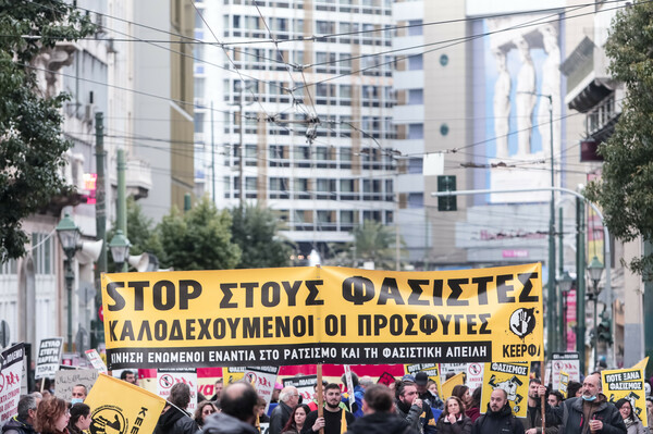 «Από τα Τέμπη, μέχρι τα σύνορα δολοφονούν»: Συλλαλητήριο κατά του ρατσισμού και του φασισμού στην Αθήνα