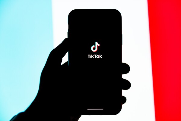 To Charlie Hebdo κατά των ΗΠΑ για το Tiktok: Είστε υποκριτές