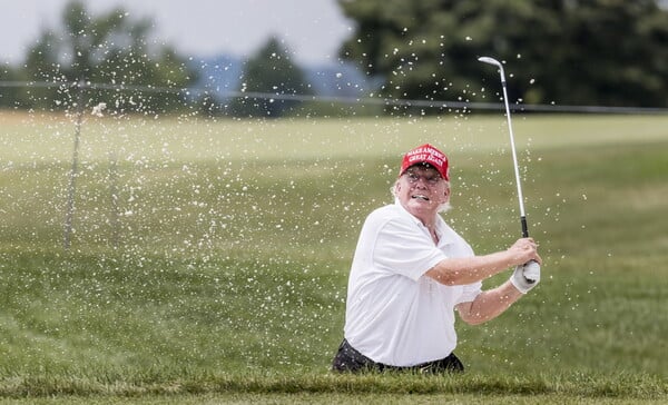 Ο Τραμπ δεν δήλωσε δώρα αξίας $250.000: Μπαστούνια του γκολφ, ένα ακριβό στιλέτο και πίνακας φυσικού μεγέθους