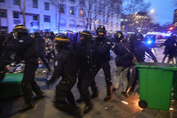 Επεισόδια στο Παρίσι μετά την καταψήφιση των προτάσεων μομφής για την κυβέρνηση Μακρόν