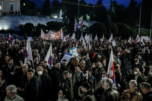 «Κάτω τα χέρια από το νερό. Δεν είναι εμπόρευμα, είναι κοινωνικό αγαθό»- Πλήθος κόσμου στο Σύνταγμα