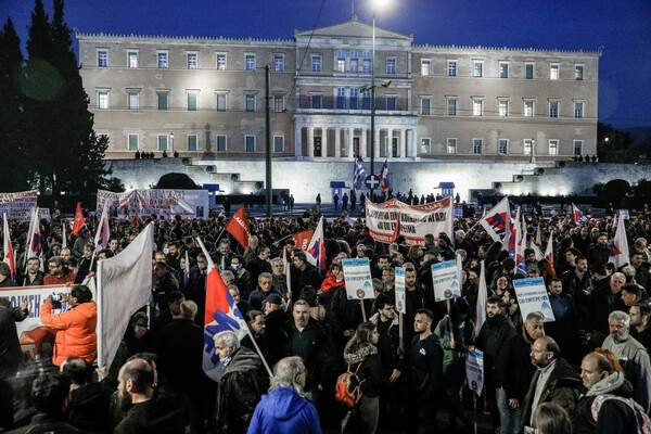 «Κάτω τα χέρια από το νερό. Δεν είναι εμπόρευμα, είναι κοινωνικό αγαθό»- Πλήθος κόσμου στο Σύνταγμα