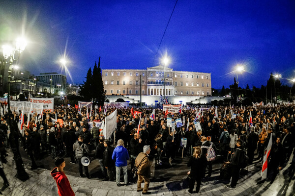 Κώστας Σκρέκας: Το νερό παραμένει δημόσιο αγαθό, δεν ιδιωτικοποιείται-Συλλαλητήριο έξω από τη Βουλή 