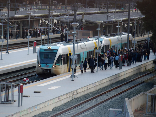 Σιδηρόδρομοι: Επανεκκινούν αύριο τρένα και προαστιακός- Μειωμένη ταχύτητα και δυο σταθμάρχες