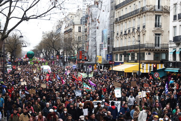 Γαλλία: Στους δρόμους για ένατη μέρα κατά του Μακρόν- Ρεκόρ συμμετοχής στις διαδηλώσεις