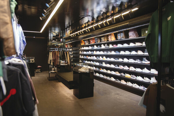 Retro23: Μια premium sneaker boutique