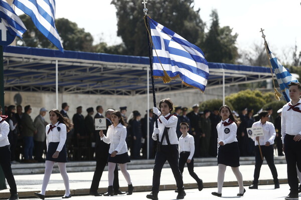 25η Μαρτίου: Φωτογραφίες από τη μαθητική παρέλαση στο κέντρο της Αθήνας