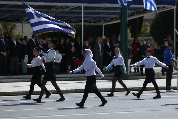 25η Μαρτίου: Φωτογραφίες από τη μαθητική παρέλαση στο κέντρο της Αθήνας